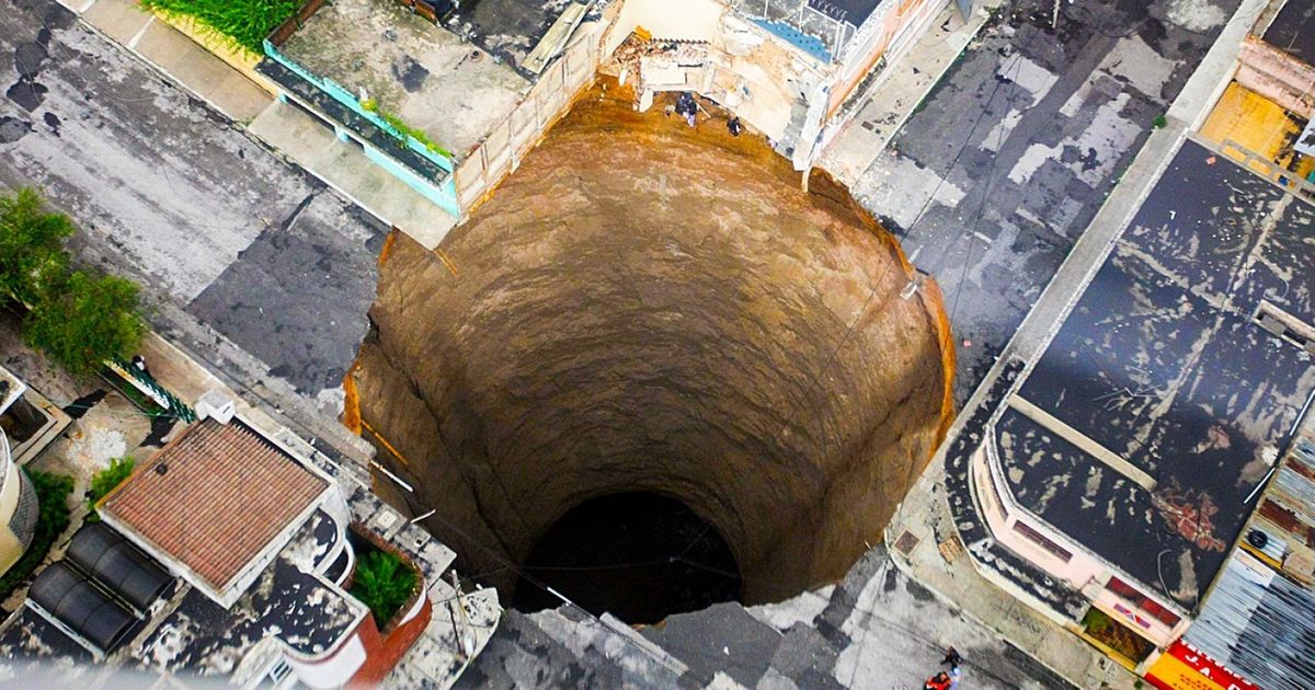 12 gigantycznych dziur w naszej planecie, które zapierają dech w piersiach