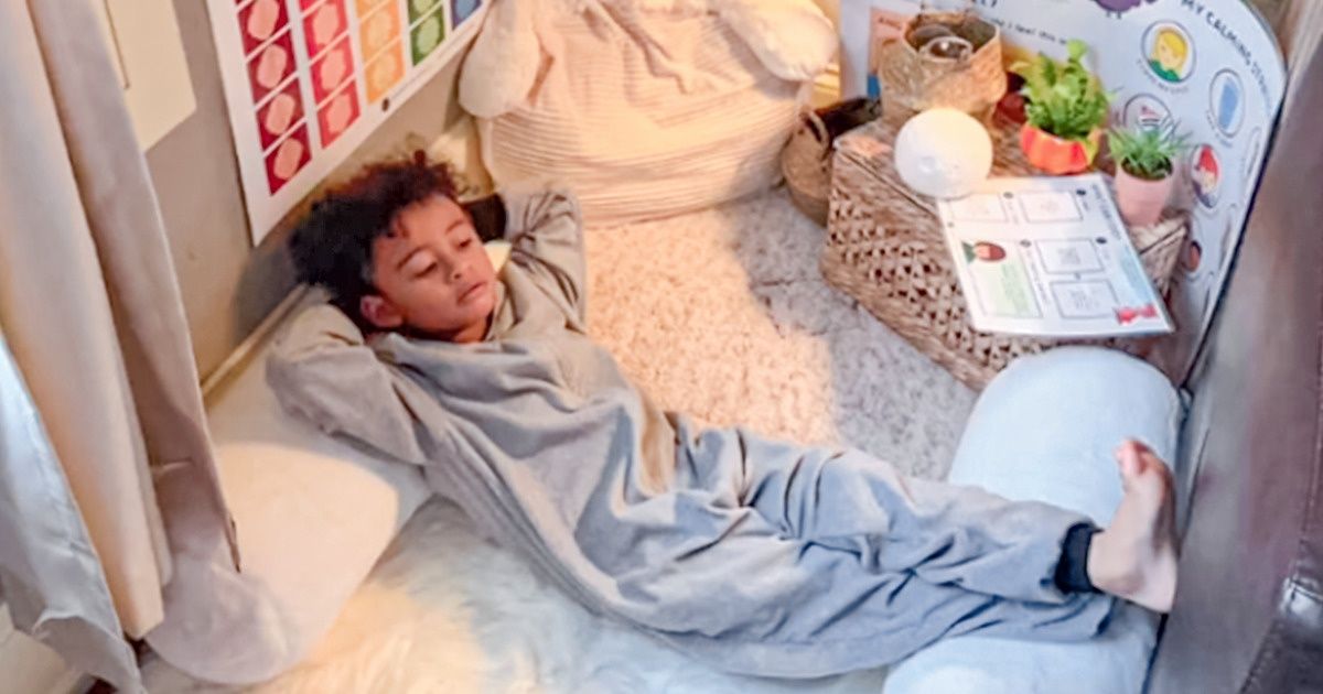 Mama zrobiła dla swojego synka „uspokajający kącik”, który jest o wiele skuteczniejszy niż zwykłe stanie w kącie Mama zrobiła dla swojego synka „uspokajający kącik”, który jest o wiele skuteczniejszy niż zwykłe stanie w kącie