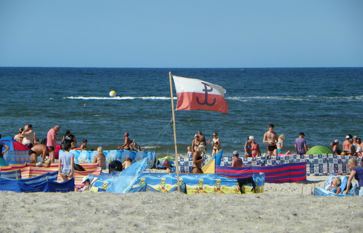Prywatność na plaży ma swoją cenę. Jak kultowy zwyczaj Polaków może was kosztować aż 500 zł