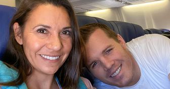 Para leciała do domu ze swoją nowo adoptowaną kilkudniową córeczką i doczekała się baby shower już na pokładzie samolotu