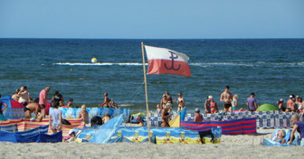 Prywatność na plaży ma swoją cenę. Jak kultowy zwyczaj Polaków może was kosztować aż 500 zł