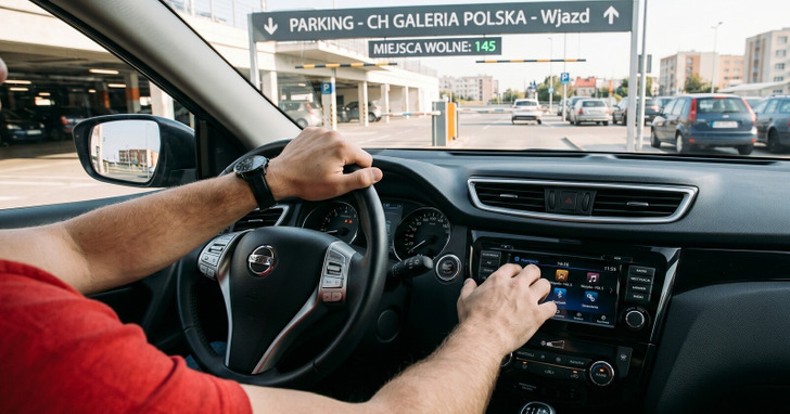 Dlaczego przyciszamy muzykę podczas parkowania