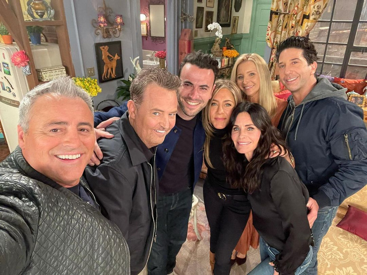 In reunion, Matt LeBlanc takes a selfie with the rest of the Friends cast in Monica's apartment.