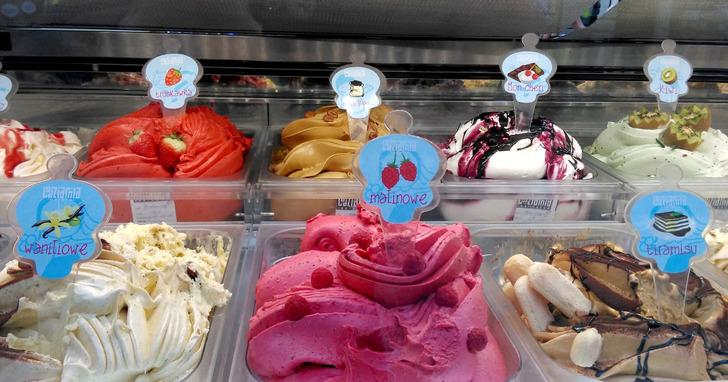 Ekspertka wyjaśnia, jak się nie pomylić i kupić prawdziwe, naturalne lody zamiast podróbki