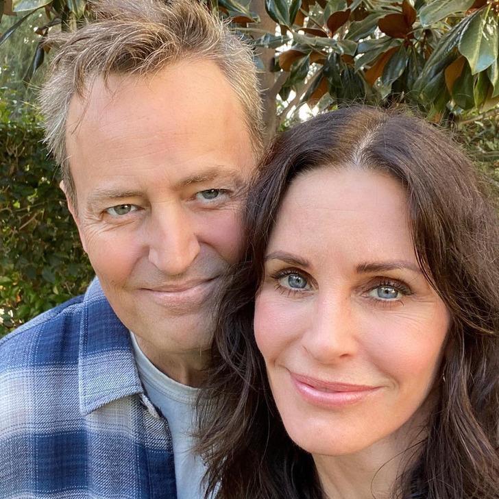 Matthew Perry and Courtney Cox taking a selfie in the garden.